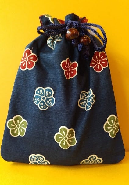 【在庫切れ】いせ辰 リバーシブル巾着(中)梅 エンジ/紺