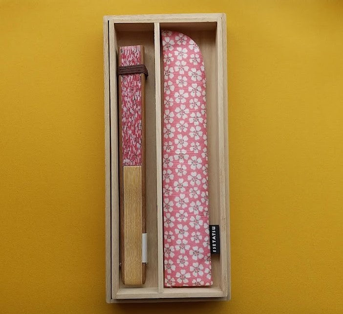 いせ辰 千代紙柄扇子と扇子入れ(箱入り)扇子大桜ローズ