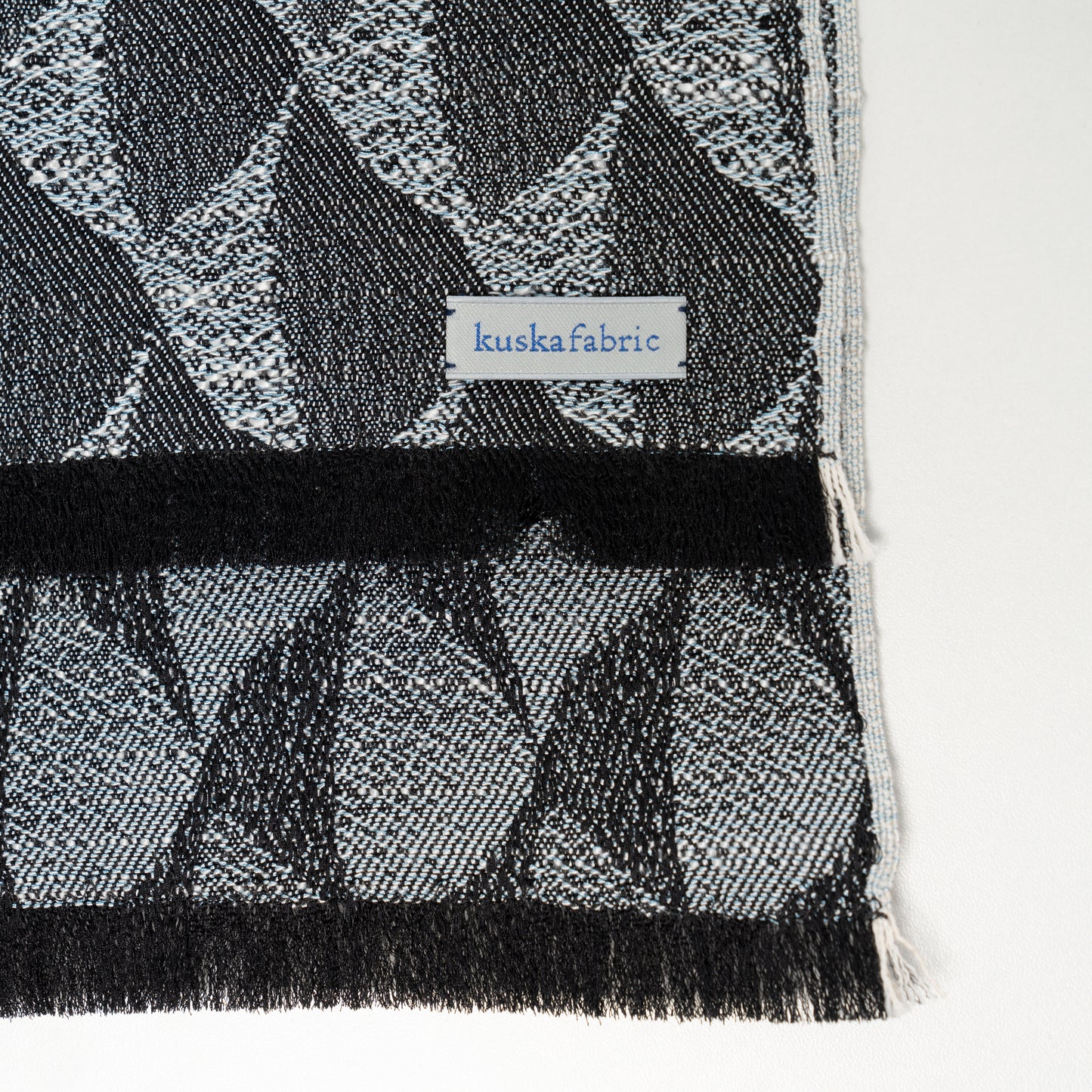 【完売御礼】kuska fabric 「鱗紋クレッセント」林信行AIコラボ ストール 鱗紋 NFT付