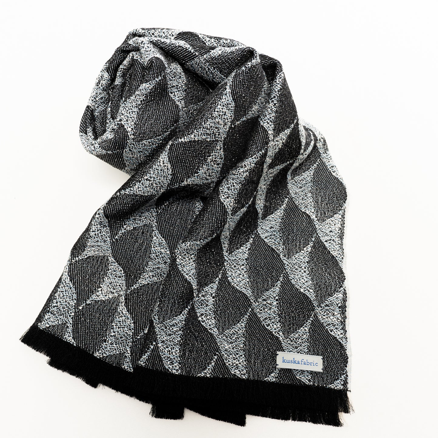 【完売御礼】kuska fabric 「鱗紋クレッセント」林信行AIコラボ ストール 鱗紋 NFT付