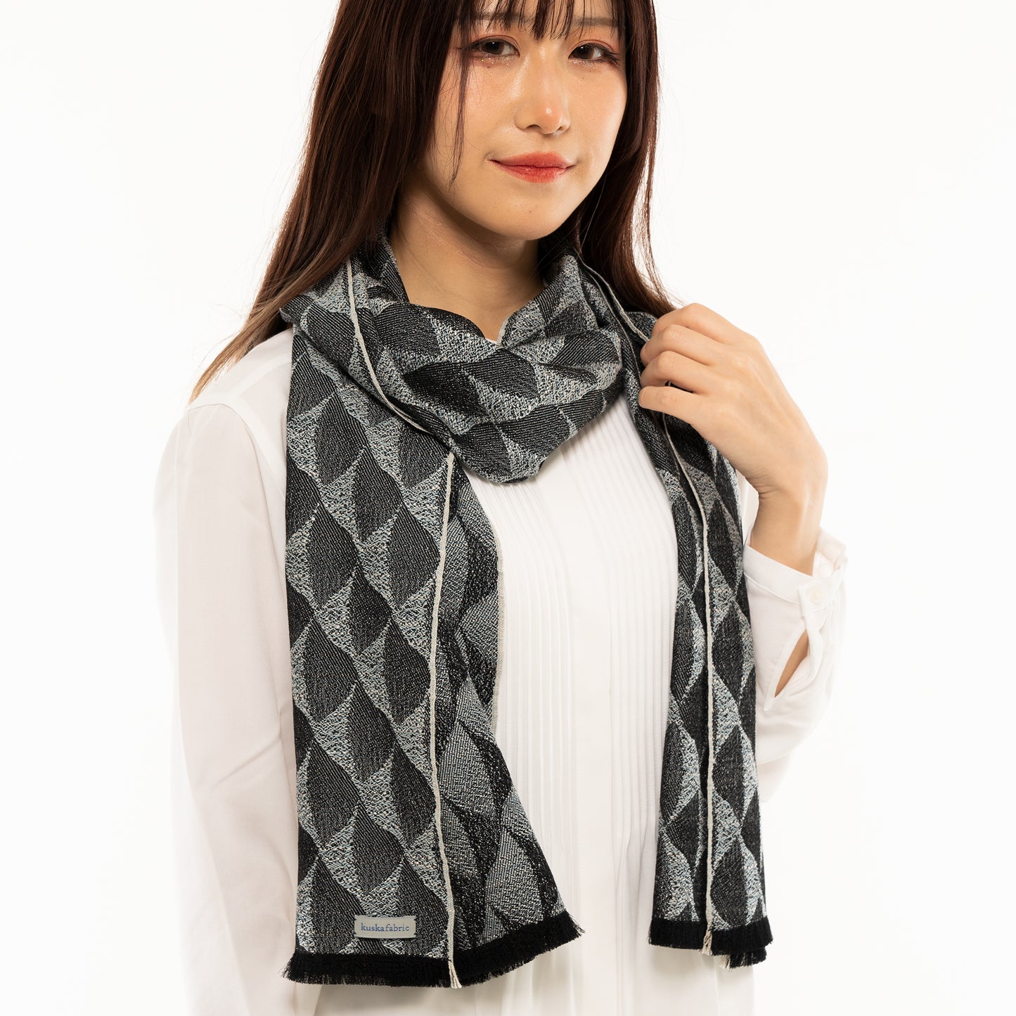 【完売御礼】kuska fabric 「鱗紋クレッセント」林信行AIコラボ ストール 鱗紋 NFT付