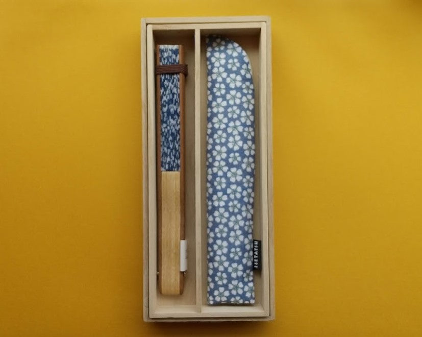 いせ辰 千代紙柄扇子と扇子入れ(箱入り)扇子大桜ブルー