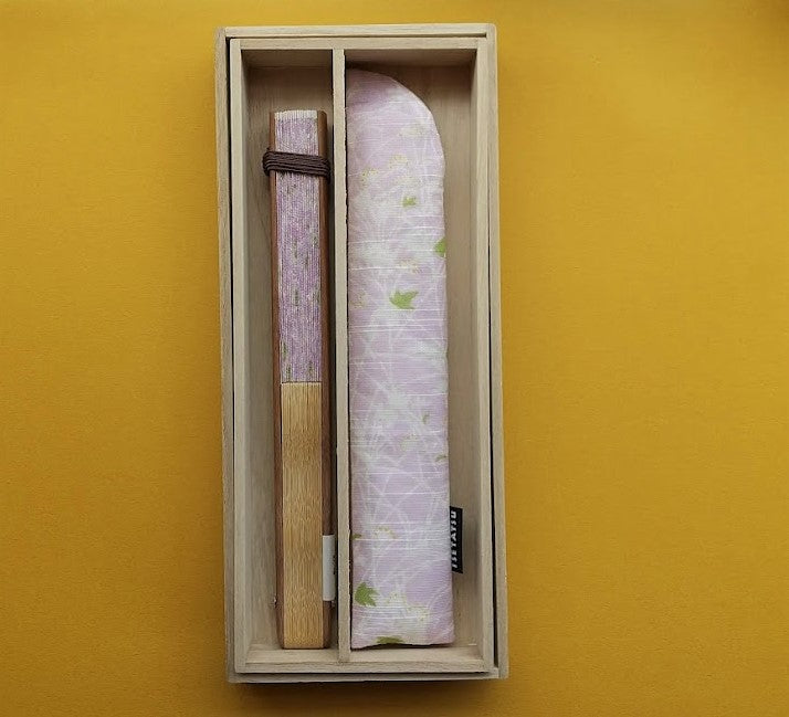 いせ辰 千代紙柄扇子と扇子入れ(箱入り)扇子秋草ハトバ