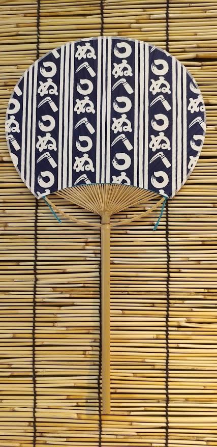 【完売御礼】いせ辰 うちわ 室町千代紙 長柄 かまわぬ紺