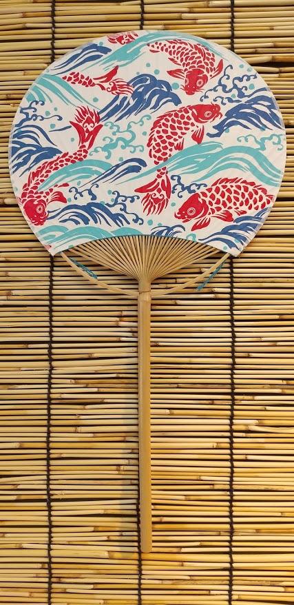 【今期完売御礼】いせ辰 うちわ 室町千代紙 長柄 荒磯赤