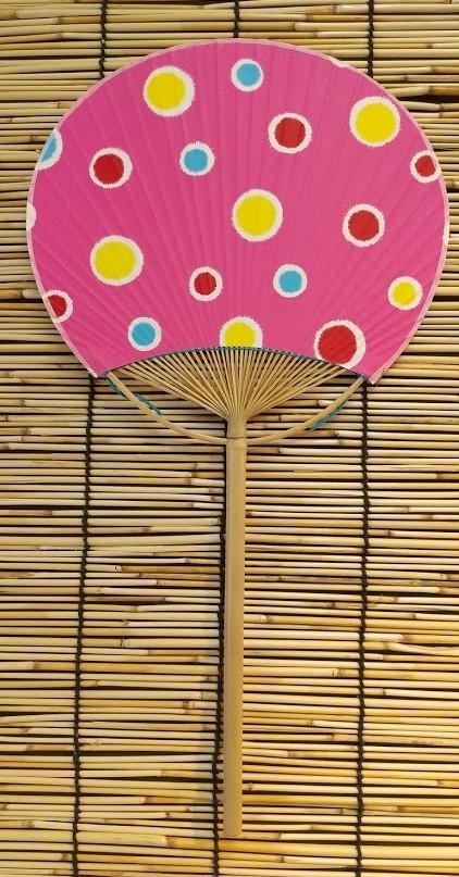 【販売終了】いせ辰 うちわ 室町千代紙 長柄 水玉ピンク