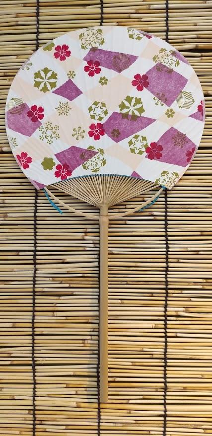 【販売終了】いせ辰 うちわ 室町千代紙 長柄 雪華紫