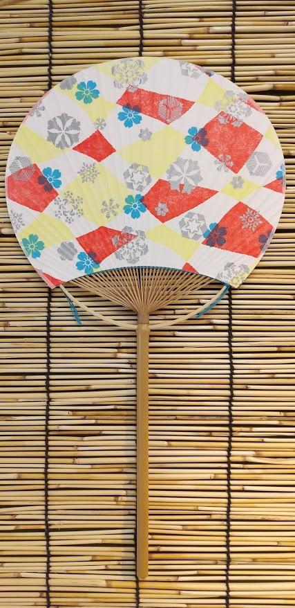 【完売御礼】いせ辰 うちわ 室町千代紙 長柄 雪華朱