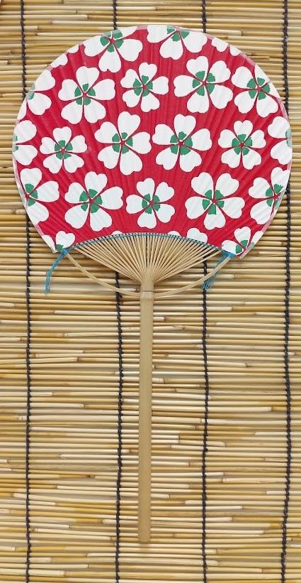 【今期完売御礼】いせ辰 うちわ 室町千代紙 長柄 大桜赤