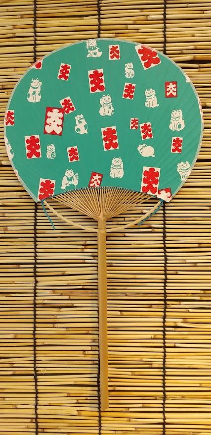 【今期完売御礼】いせ辰 うちわ 室町千代紙 長柄 大入り猫緑